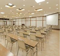 しっかりと会議・研修ができる環境をご用意致します。有意義な結果が出たところでゆっくりと温泉に入って仲間たちとリフレッシュ！夜はおいしい料理を食べて懇親会。