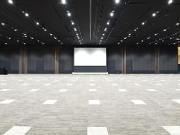 B2F ホール 天井高6m、300インチスクリーンと10,600lmプロジェクターを完備。