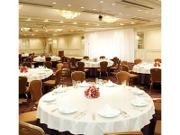 ■雅<br />会議 80名～250名/会食 80名～300名<br />ゴールドベージュを基調に、モダンな感覚でアレンジされた格調高い中宴会場。<br />面積 408㎡ 123坪<br />