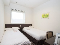 エコノミーツインルーム（一例）<br />「部屋の広さ」：16.0㎡<br />「ベッドサイズ」：110cm×195cm（シモンズ社製）×1、90cm×195cmソファーベッド（シモンズ社製）×1