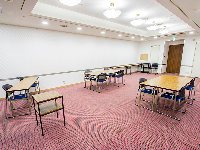 最大シアター型で８０名収容可能です。<br /><br />お客様の用途に合わせてレイアウトさせていただきます。<br /><br />「会議・研修・セミナー・展示会・パーティー等」、様々なニーズに合わせてご利用いただけます。