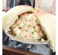 【サプライズスイーツ！BIG桃万】<br />東天紅特製の桃まんじゅうは如何ですか?<br />桃まん入場→入刀！などの演出が人気です。