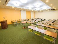 最大シアター型で７２名収容可能です。<br /><br />企業説明会・講演会・研修会・会議 など様々な用途にご対応致します。<br />窓が大きく開放感がありアパレル展示会やイベントルームとしてのご利用にも最適です。また、ビル最上階にあり日当たり 眺めも良く最高のロケーション。<br />