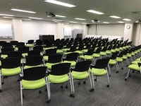 シアター形式最大120名収容