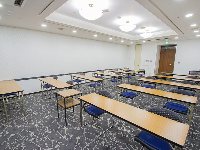 最大シアター型で７０名収容可能です。<br /><br />お客様の用途に合わせてレイアウトさせていただきます。<br /><br />「会議・研修・セミナー・展示会・パーティー等」、様々なニーズに合わせてご利用いただけます。