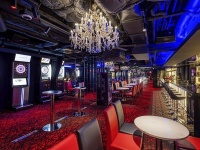 ダイニングダーツバーBee 難波店