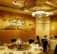 小宴会場　平安<br /><br />正餐：30名<br />立食：30名<br />会議（シアター）：60名<br />会議（スクール）：36名<br /><br />広さ：62㎡（18坪）<br />天井高：3.8m