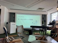演台もあります。電子ピアノは移動可能です。