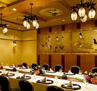小宴会場　元禄<br /><br />正餐：30名<br />立食：30名<br />会議（シアター）：60名<br />会議（スクール）：36名<br /><br />広さ：62㎡（18坪）<br />天井高：3.8m