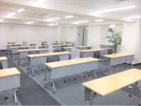 広々した会場と明るい室内。研修から会議まで色々な用途でご利用頂いています。