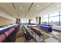 【21F中宴会場　ラベンダー】<br />着席：80名／立食：100名<br />スクールスタイル：96名<br />シアタースタイル：160名<br />ロの字：54名