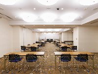 最大シアター型で１１０名収容可能です。<br /><br />お客様の用途に合わせてレイアウトさせていただきます。<br /><br />「会議・研修・セミナー・展示会・パーティー等」様々なニーズに合わせてご利用いただけます。