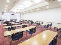 最大シアター型で８０名収容可能です。<br /><br />お客様の用途に合わせてレイアウトさせていただきます。<br /><br />「会議・研修・セミナー・展示会・パーティー等」、様々なニーズに合わせてご利用いただけます。