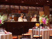 THE MAIN DINING 　大開放感×非日常<br />オープンキッチンから運ばれる出来立てのお料理でゲストへのおもてなしを