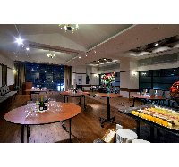 本館2階【オークルーム】<br />新宿で数少ない大規模会場。半立食形式にて130名様までご案内可能です。人気のカジュアルブッフェプランで楽しいひとときをお過ごしください。