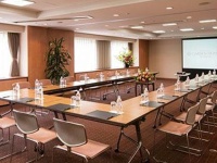大人数での講演会、立食、着席パーティーから、少人数のビジネスミーティングやお食事会まで様々な用途に応じて幅広くお使いいただけます。広い会場もパーテイションで区切ることにより２部屋別々に使うこともできますので、お気軽にお申し付けください。