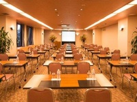 ガーデンルーム:<br />スクール形式での利用例。<br />最大72名様がご利用可能です。