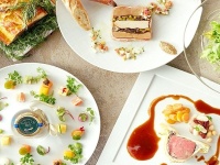 結婚式の口コミで常に上位の料理☆<br />貸切だからこそ料理にもこだわって頂ける一軒家。<br /><br />時期や用途に合わせたお食事をご提供。<br />コース・ビュッフェ・卓盛・軽食まで･･･<br />あらゆる状況に対応できるのも嬉しい!!<br /><br />女性にも嬉しいお写真映えの料理は皆様がご満足する事間違いなし。
