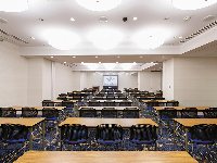 最大シアター型で１１０名収容可能です。<br /><br />お客様の用途に合わせてレイアウトさせていただきます。<br /><br />「会議・研修・セミナー・展示会・パーティー等」様々なニーズに合わせてご利用いただけます。