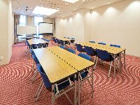 最大シアター型で５０名収容可能です。<br /><br />お客様の用途に合わせてレイアウトさせていただきます。<br /><br />「会議・研修・セミナー・展示会・パーティー等」様々なニーズに合わせてご利用いただけます。