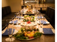＜着席大皿形式＞<br />テーブル毎にお料理を提供、5～8名位の対面式でシェアして頂きます。<br />「料理を取りに行くのが面倒！時間がもったいない！」方はこのスタイルを☆