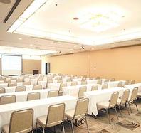 ２Ｆ　孔雀の間（158㎡）天井高　2.9ｍ<br />会議　スクール形式　108名様（3名掛け）<br />　　　　　　　　　　 72名様（2名掛け）<br />　　　ロの字　　　　55名様<br />基本料金　2時間　144188円（税サ込）<br />追加料金　1時間　72094円（税サ込）<br />