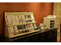ゆったりとお過ごしいただけるホワイエにはグループ店のインフォメーションも。カラオケPASELA系列のお店情報が満載！