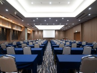 講演会やセミナー、研修等、企業、団体様の会議など、120名様まで収容可能な大ホールから、少人数でご利用の会議室まで、あらゆるニーズにお応えする空間をラインナップ。<br />スクール形式：3名がけ120名様<br />シアター形式：200名様<br />ロの字形式：54名様<br />