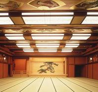 中宴会場　鷲<br /><br />正餐：140名<br />立食：160名<br />会議（シアター）：160名<br />会議（スクール）：160名<br /><br />広さ：204㎡（62坪・123畳）<br />天井高：3.9m