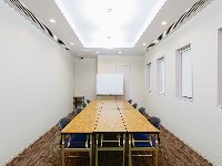 最大シアター型で２２名収容可能です。<br /><br />お客様の用途に合わせてレイアウトさせていただきます。<br /><br />採用面接・各種控室・少人数での会議など、多用途にご利用頂いております。