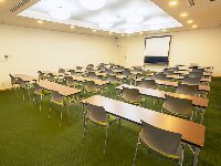 最大シアター型で７２名収容可能です。<br /><br />企業説明会・講演会・研修会・会議 など様々な用途にご対応致します。<br />窓が大きく開放感がありアパレル展示会やイベントルームとしてのご利用にも最適です。また、ビル最上階にあり日当たり 眺めも良く最高のロケーション。<br />