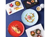 シェフ自ら足を運び、その季節に最も美味しい食材を厳選。素材の旨味を最大限に引き立てる調理法で、美しい日本の四季をお食事でもお届けします。