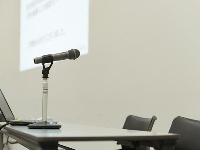 マイク、プロジェクター、スクリーンなどの設備も充実。