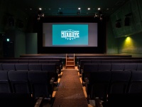 B2F Hall Mixa<br />5G、配信設備を配備して様々なイベント公演、配信に対応できます。<br />形態：座席型シアター<br />会場面積：164.0㎡<br />ステージ：W9,400mm×D2,790mm×H900mm<br />スクリーン：W6,800mm×H2,760mm