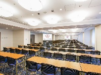 ■あさぎ（分割利用可）<br />面積：57㎡〜254㎡<br />料金：¥26,000〜¥113,000／3時間<br />スクール型：36〜170名<br />シアター型：56〜240名<br />口の字型：30〜78名