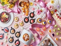 【デザートブッフェ】専属パティシエによるデザートブッフェは、華やかで美味しく大好評！<br />