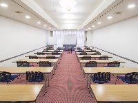 最大シアター型で８０名収容可能です。<br /><br />お客様の用途に合わせてレイアウトさせていただきます。<br /><br />「会議・研修・セミナー・展示会・パーティー等」、様々なニーズに合わせてご利用いただけます。