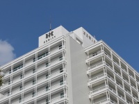 豊かな緑と四季折々の花々に彩られた、心落ち着く場所で、地域に根づいた上質かつ心温まるサービスを約束します。美食を愉しみながら贅沢なひとときを。