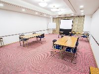 最大シアター型で８０名収容可能です。<br /><br />お客様の用途に合わせてレイアウトさせていただきます。<br /><br />「会議・研修・セミナー・展示会・パーティー等」、様々なニーズに合わせてご利用いただけます。