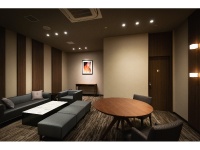 B2F ホール トイレ付控室を含む全5部屋の控室をご用意　裏動線も確保
