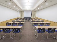 最大シアター型で７０名収容可能です。<br /><br />お客様の用途に合わせてレイアウトさせていただきます。<br /><br />「会議・研修・セミナー・展示会・パーティー等」、様々なニーズに合わせてご利用いただけます。