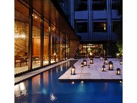 夜になるとキャンドルが灯りより上質な雰囲気に。大切なディナータイムのお集まりにどうぞ。
