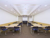 最大シアター型で７０名収容可能です。<br /><br />お客様の用途に合わせてレイアウトさせていただきます。<br /><br />「会議・研修・セミナー・展示会・パーティー等」、様々なニーズに合わせてご利用いただけます。