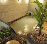 【シルクの湯】<br />通常のジャグジーの1/100のミクロの気泡浴です。気泡が皮膚表面の毛穴の奥に入り込み、脂肪や老廃物を洗浄すると共に、気泡から発生する超音波が皮膚を刺激し血行を促進します。