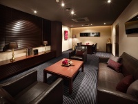 《VIP ROOM》<br />来賓や特別なゲストのために、高級感あるVIPルームもご用意しております。ラグジュアリーな空間で、大切なゲストの皆さまをおもてなし。控室としても、会議室としてもご利用いただけます。W.C有。<br />着席：15名