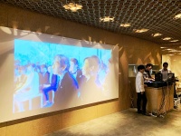 オプションにてプロジェクター、DJ機器等も手配可能。<br />ご用意いただいたムービーや音楽をお流しいただけます。
