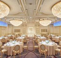 中宴会場　シリウス<br /><br />正餐：140名<br />立食：150名<br />会議（シアター）：300名<br />会議（スクール）：210名<br /><br />広さ：248㎡（75坪）<br />天井高：3.8m