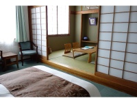 和洋室（定員４名）<br />バス・トイレ付き(セパレートタイプ)、<br /> 和室＋ツインルーム