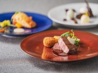 【料理が自慢の会場】<br />婚礼料理を熟知した総料理長によるパーティーメニュー。季節に応じた食材を使用し、リピーター様にも毎回驚きとおいしさを提供しております。お客様に応じて、シェフが料理のアレンジも行います。アレルギーやビーガン対応も可能です。
