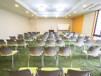 最大シアター型で７２名収容可能です。<br /><br />企業説明会・講演会・研修会・会議 など様々な用途にご対応致します。<br />窓が大きく開放感がありアパレル展示会やイベントルームとしてのご利用にも最適です。また、ビル最上階にあり日当たり 眺めも良く最高のロケーション。<br />